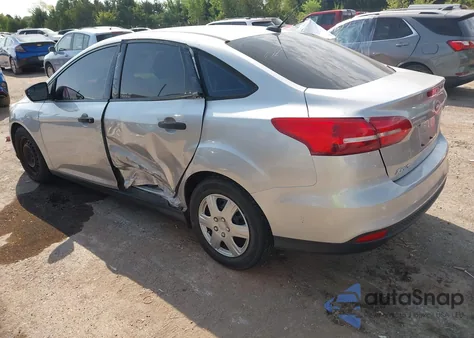 2018 Ford Focus S z USA, uszkodzony, nr VIN 1FADP3E28JL322075